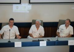 Lekári z NOÚ počas tlačovej konferencie